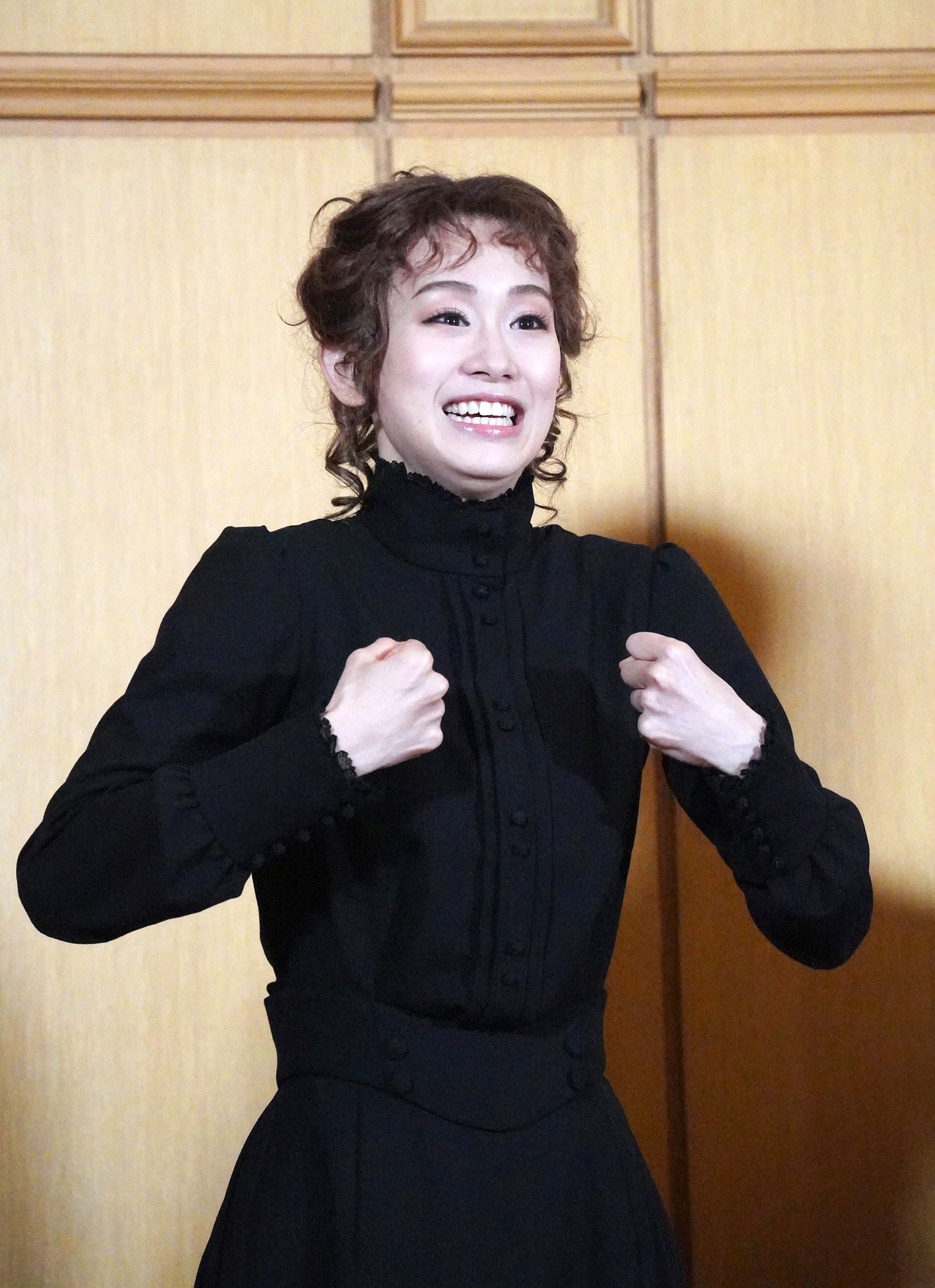 稽古期間に力が入っていた様子をジェスチャーで示す、愛希れいか。
