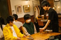 NHK総合「コントバラエティ『劇団90001』」より、「マスク」。（写真提供：NHK）
