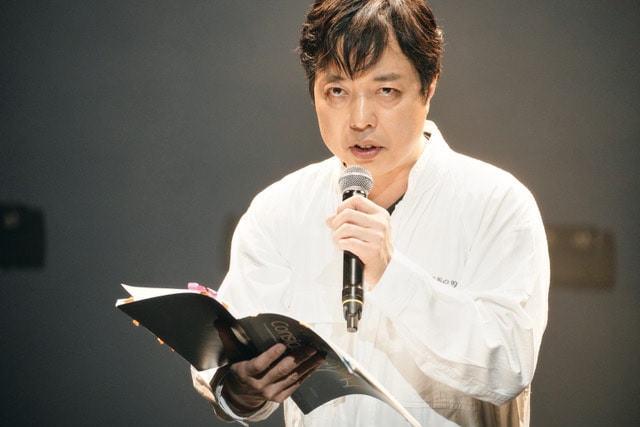 「小松利昌ソロコントライブ コマツマツリ2022改2023『コマツ狂想曲～独奏～』」大阪公演より。（撮影：堀川高志 / kutowans studio）