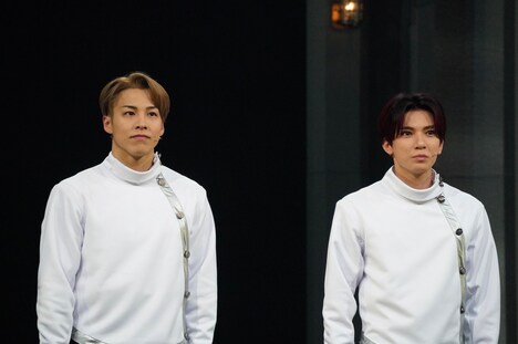 左からRIKU、糸川耀士郎。