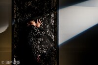 世界劇団「零れ落ちて、朝」より。