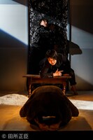 世界劇団「零れ落ちて、朝」より。