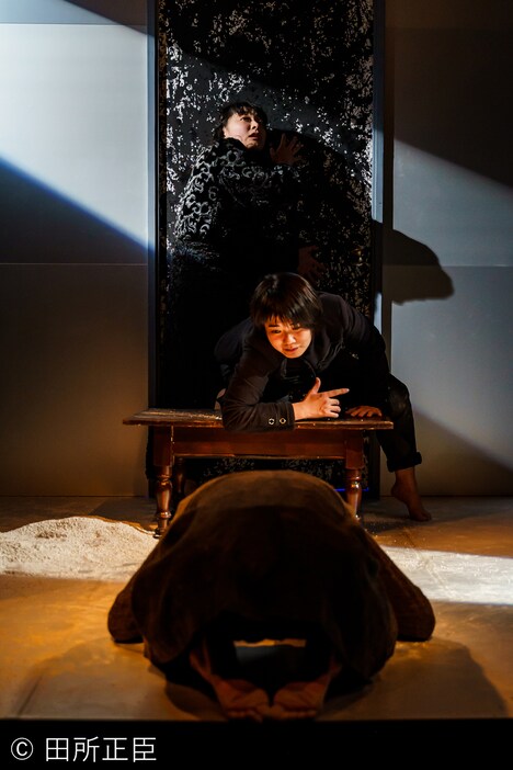 世界劇団「零れ落ちて、朝」より。