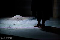 世界劇団「零れ落ちて、朝」より。