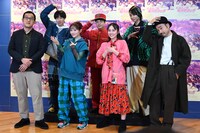 思い思いに“作品を表すポーズ”を披露する登壇者。