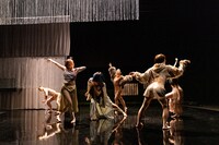 岩渕貞太 身体地図 新作ダンス2023「ALIEN MIRROR BALLISM」より。（撮影：前澤秀登）