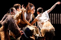 岩渕貞太 身体地図 新作ダンス2023「ALIEN MIRROR BALLISM」より。（撮影：前澤秀登）