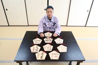 出演者が書いた絵馬と市川猿之助。