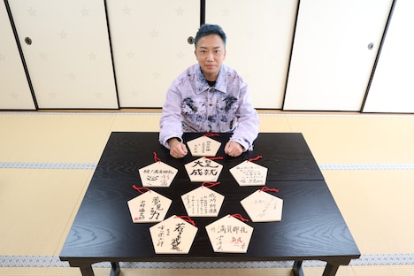 出演者が書いた絵馬と市川猿之助。