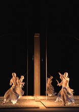 北九州芸術劇場×山海塾 共同プロデュース 山海塾「TOTEM 真空と高み」世界初演より。(c)Sankai Juku