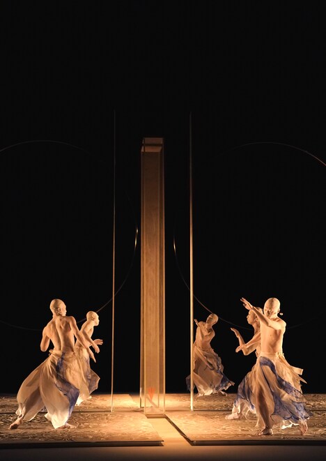 北九州芸術劇場×山海塾 共同プロデュース 山海塾「TOTEM 真空と高み」世界初演より。(c)Sankai Juku