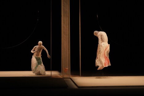 北九州芸術劇場×山海塾 共同プロデュース 山海塾「TOTEM 真空と高み」世界初演より。(c)Sankai Juku