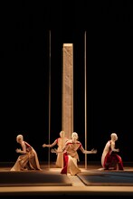 北九州芸術劇場×山海塾 共同プロデュース 山海塾「TOTEM 真空と高み」世界初演より。(c)Sankai Juku