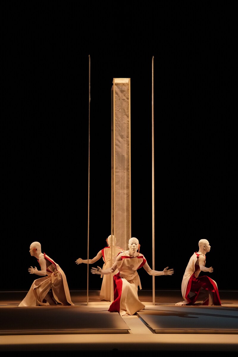 北九州芸術劇場×山海塾 共同プロデュース 山海塾「TOTEM 真空と高み」世界初演より。(c)Sankai Juku