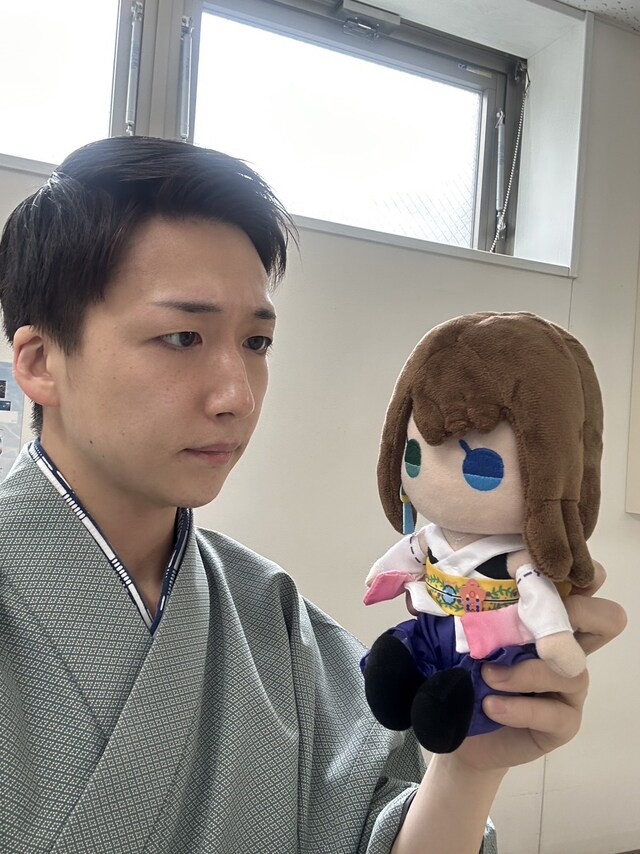 ユウナ人形をなんともいえない表情で見つめる米吉。