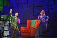 ミュージカル「マチルダ」フォトコールより、田代万里生（左）扮するミスター・ワームウッドと大塚千弘扮するミセス・ワームウッド。