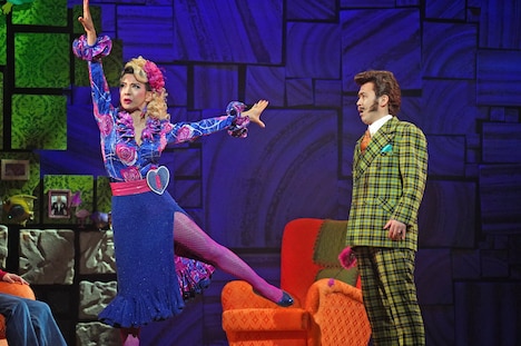 ミュージカル「マチルダ」フォトコールより、霧矢大夢(左)扮するミセス・ワームウッドと斎藤司扮するミスター・ワームウッド。