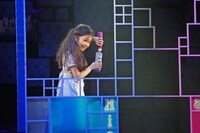 ミュージカル「マチルダ」フォトコールより、寺田美蘭扮するマチルダ。