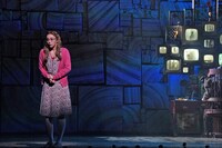 ミュージカル「マチルダ」フォトコールより、咲妃みゆ扮するミス・ハニー。