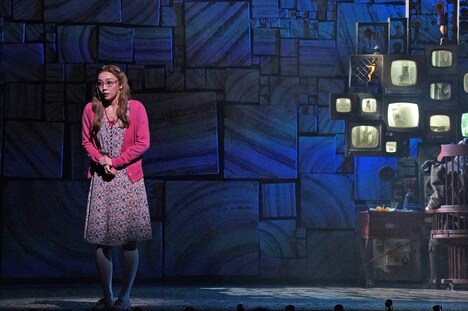 ミュージカル「マチルダ」フォトコールより、咲妃みゆ扮するミス・ハニー。