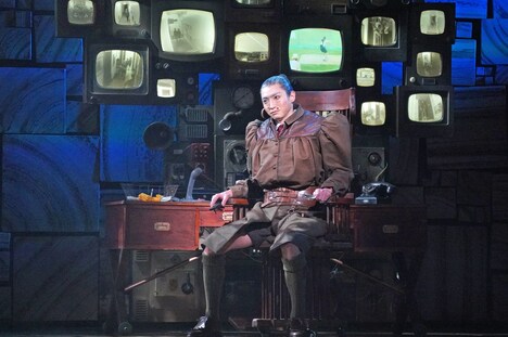 ミュージカル「マチルダ」フォトコールより、木村達成扮するミス・トランチブル。