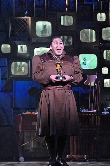 ミュージカル「マチルダ」フォトコールより、小野田龍之介扮するミス・トランチブル。