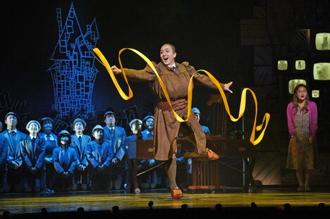 ミュージカル「マチルダ」フォトコールより、大貫勇輔扮するミス・トランチブル。