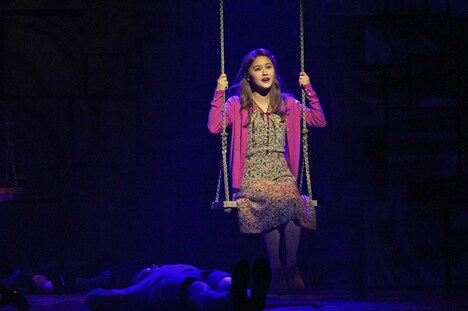 ミュージカル「マチルダ」フォトコールより、昆夏美扮するミス・ハニー。