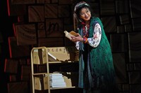 ミュージカル「マチルダ」フォトコールより、岡まゆみ扮するミセス・フェルプス。