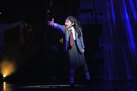 ミュージカル「マチルダ」フォトコールより、三上野乃花扮するマチルダ。