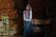 ミュージカル「マチルダ」フォトコールより、池田有希子扮するミセス・フェルプス。