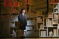 ミュージカル「マチルダ」フォトコールより、熊野みのり扮するマチルダ。