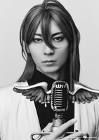 鮎川太陽扮する神宮寺寂雷。