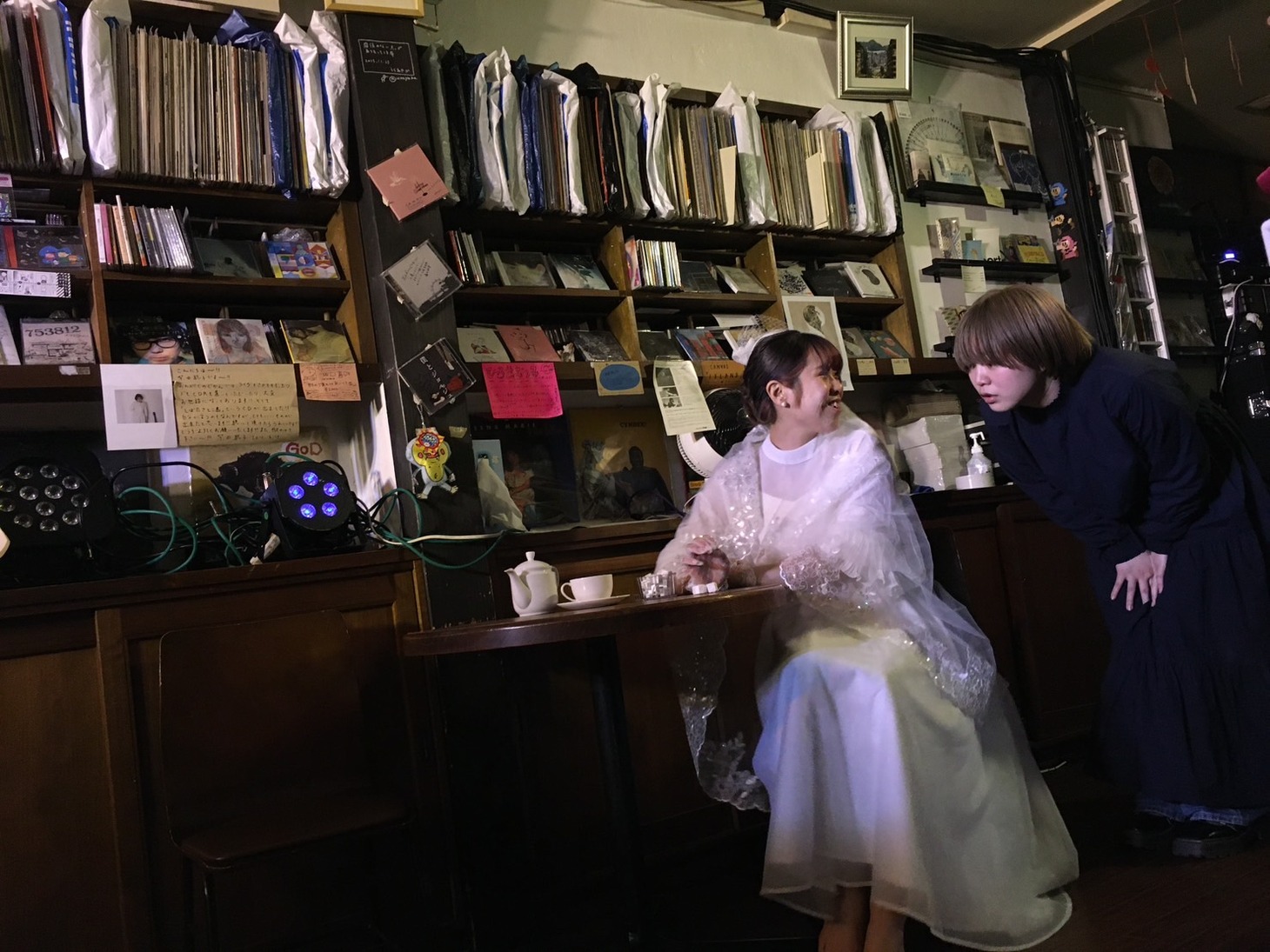 「劇的な葬儀」より、さかさまのあさのパフォーマンス。