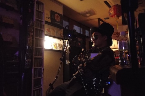 「劇的な葬儀」より、令和座のパフォーマンス。