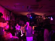 「劇的な葬儀」より、ザジ・ズーのパフォーマンス。