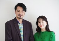 左から小田井涼平、花乃まりあ。