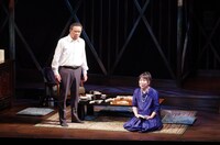 赤信号劇団 第15回公演「誤餐」より。（撮影：御堂義乘）