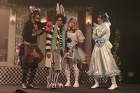 「おとぎ裁判 第4審～まさか逆さま!?トーチもチート?!予知見る鏡が狩る道よ だぉ♪～」より。（撮影：鏡田伸幸）