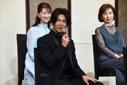 左から夢咲ねね、武田真治、杜けあき。