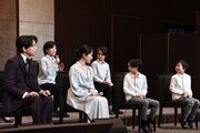 左から山崎育三郎、越永健太郎、濱田めぐみ、ポピエルマレック健太朗、小野桜介、長谷川悠大。