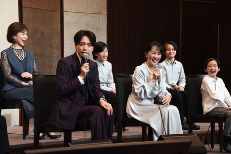 山崎育三郎（左から2番目）の一言に笑ってしまう登壇者。