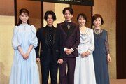 左から夢咲ねね、武田真治、山崎育三郎、濱田めぐみ、杜けあき。