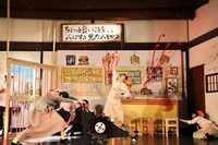 明日のアーの新喜劇「親切な寿司屋が信じた『3000万あるんですけど会ってもらえますか？』」より。（撮影：明田川志保）