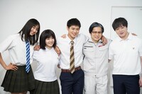 左から尾花貴絵、菊池愛、辻本達規、佐野瑞樹、内海大輔。