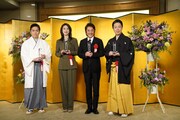 左から三山ひろし、天海祐希、市村正親、尾上菊之助。