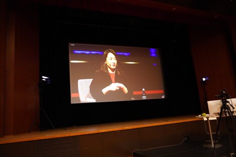 「世界演劇祭2023」プログラム発表記者会見の様子。ドイツの相馬千秋。