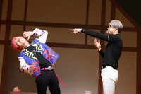 「『カリスマ de ステージ』～ようこそ！カリスマハウスへ～」より。（撮影：小境勝巳）