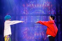 「『カリスマ de ステージ』～ようこそ！カリスマハウスへ～」より。（撮影：小境勝巳）