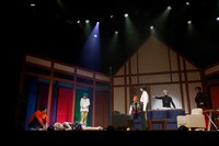 「『カリスマ de ステージ』～ようこそ！カリスマハウスへ～」より。（撮影：小境勝巳）